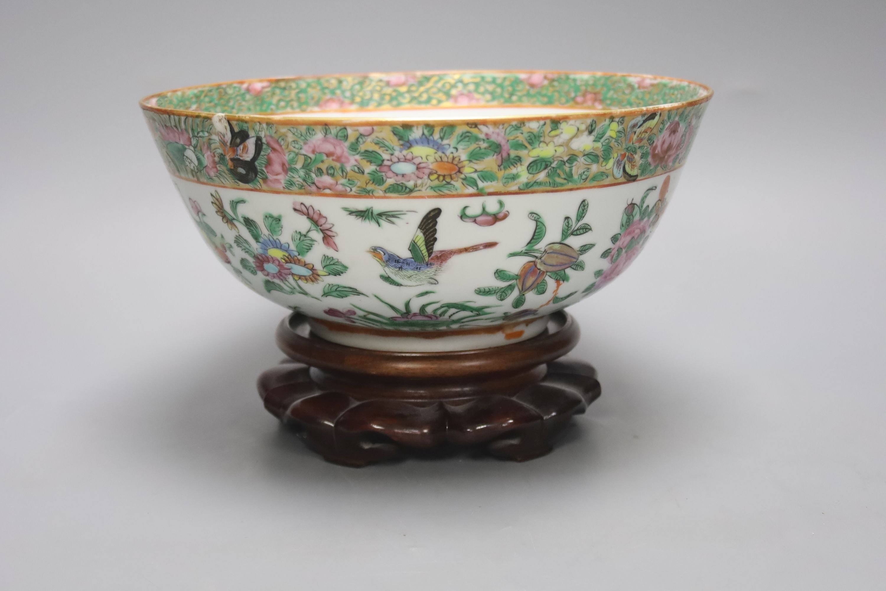 A Chinese circular famille rose bowl, a rectangular landscape-decorated planter and a pair of small bowls and covers, largest 24cm Dia 23cm (bowl)